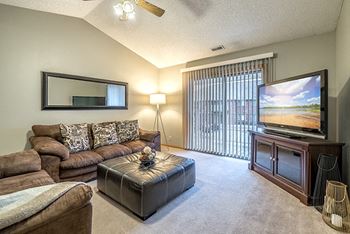 Interiors-fountain glen apartment with several large bedrooms in lincoln nebraska